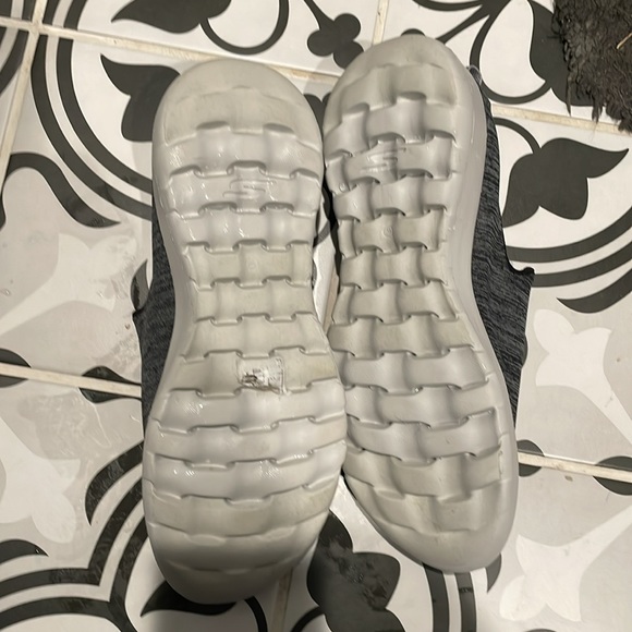 Women’s Skechers GOWALK GOGA Max shoes size 8.5 almost new - Picture 2 of 5